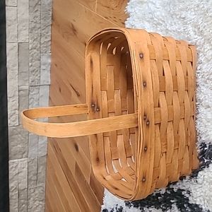 Longaberger Collectible 1987? Medium Hand Woven Basket w/Handle.  Natural